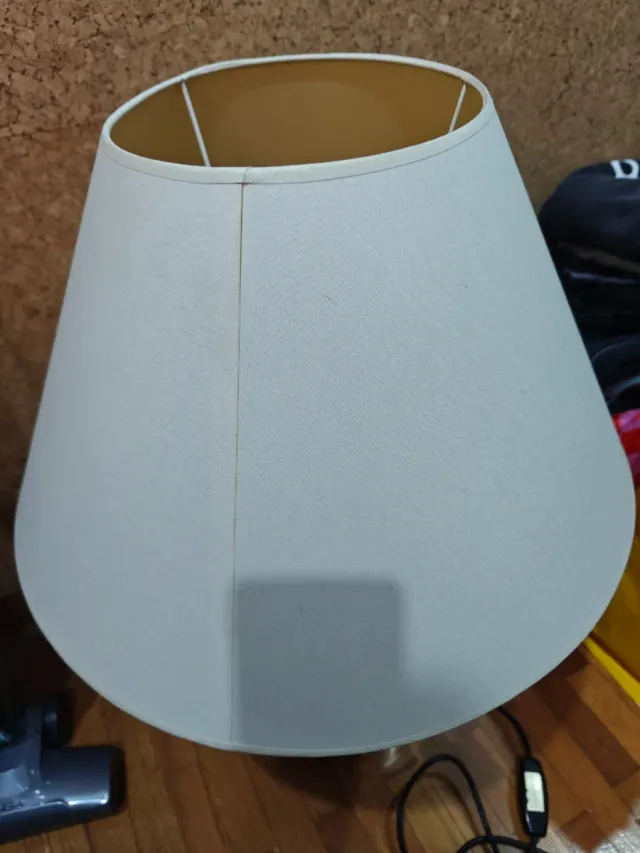 Lámpara de mesa dorada y beige