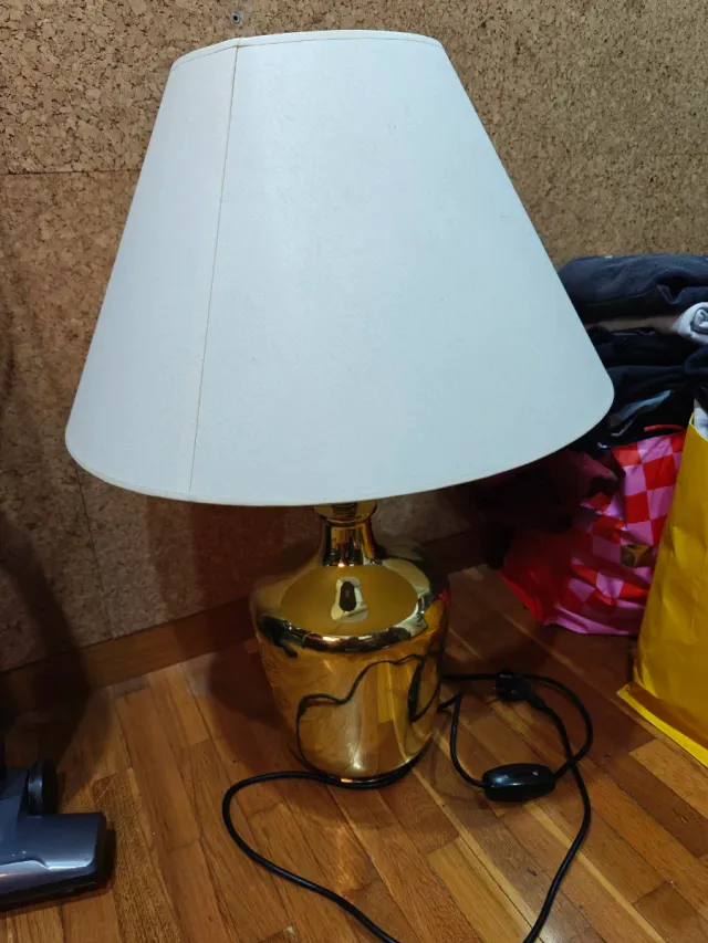 Lámpara de mesa dorada y beige