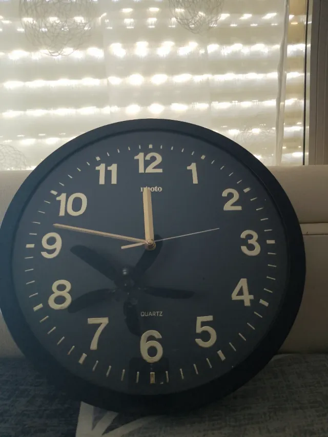 Reloj de pared negro photo