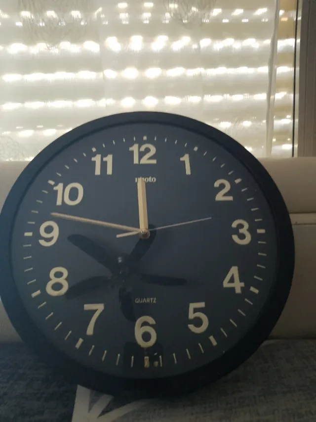 Reloj de pared negro photo