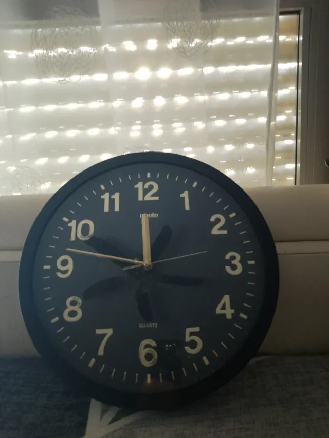 Reloj de pared negro photo