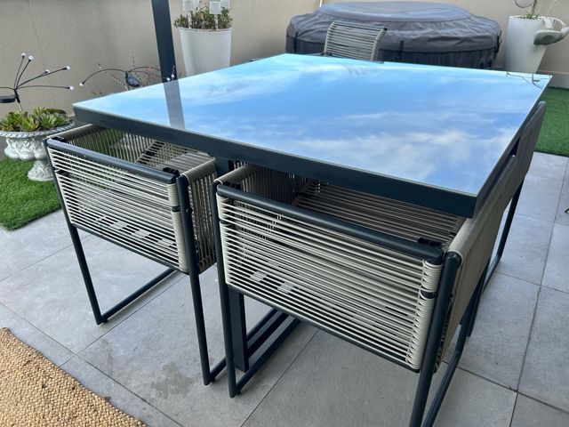 Mesa jardín con 4 sillas plegables