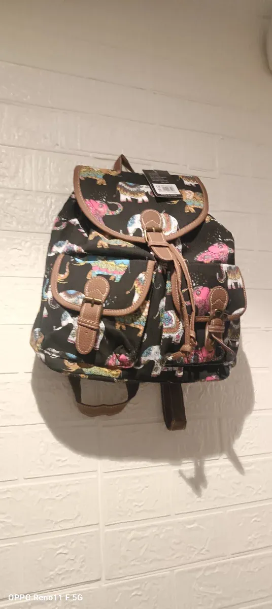 Mochila preta com estampa de elefantes