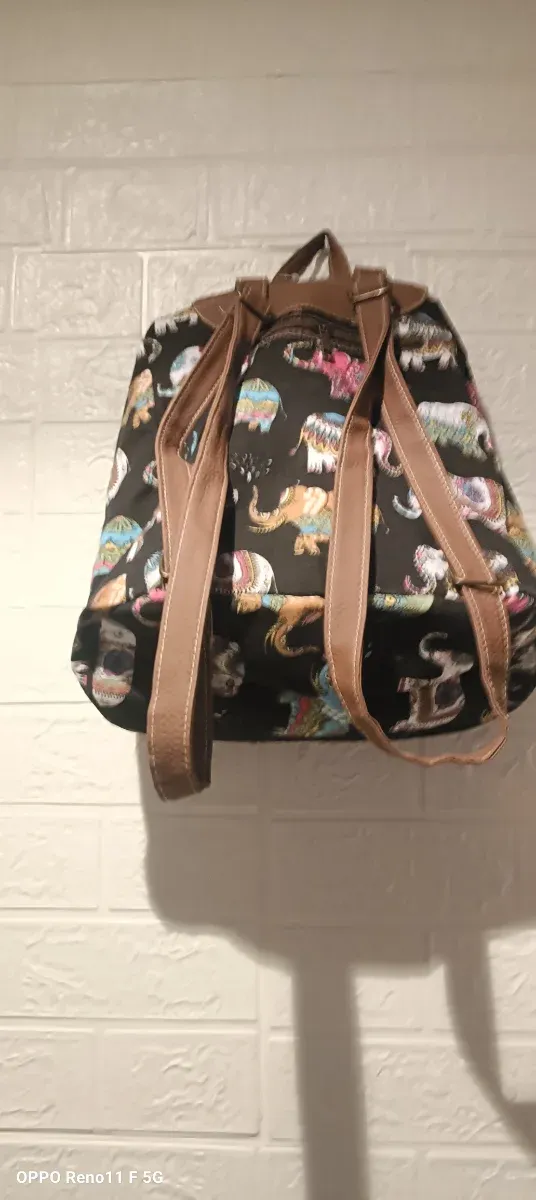 Mochila preta com estampa de elefantes