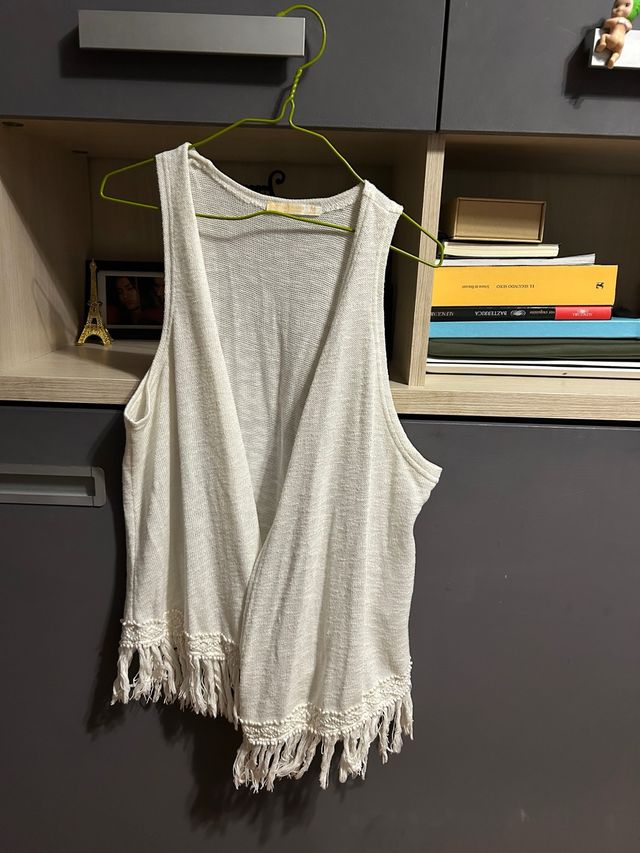 Chaleco beige con flecos