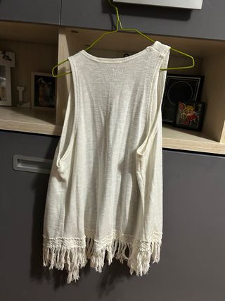 Chaleco beige con flecos