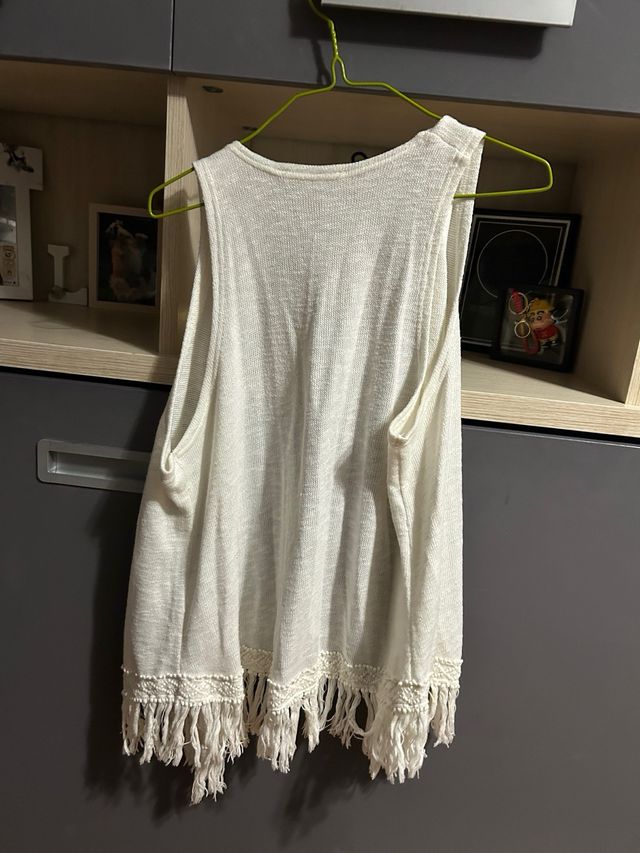 Chaleco beige con flecos