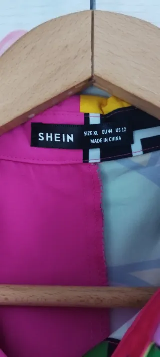 Vestido camisero estampado y fucsia