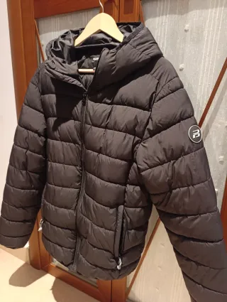 Cazadora Pull&Bear negra con capucha