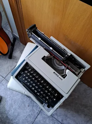 Máquina de escribir Olivetti DORA vintage