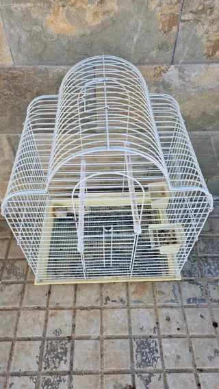 Jaula para loros blanca y amarilla