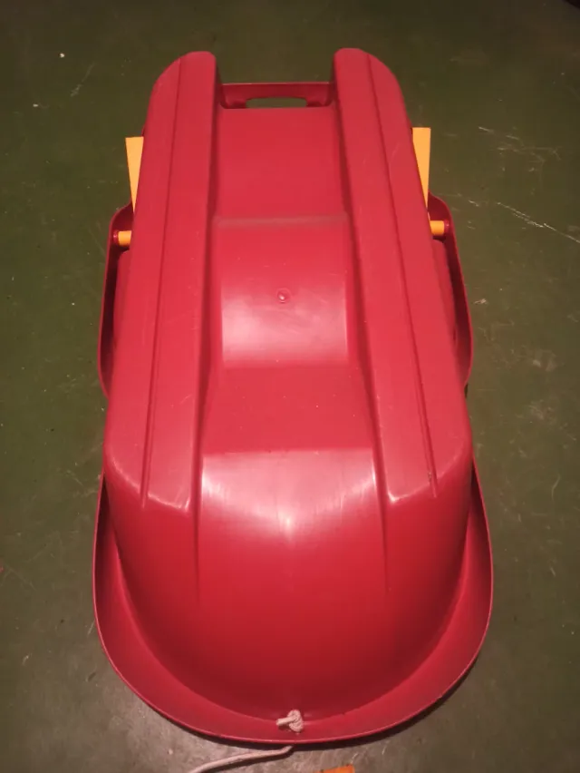 Trineo rojo para nieve con asas y cuerda