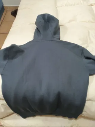 Sudadera gris con capucha