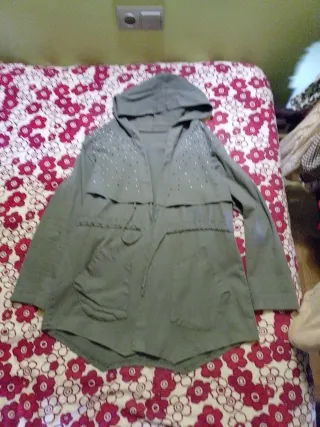 Chaqueta fina con capucha y tachuelas