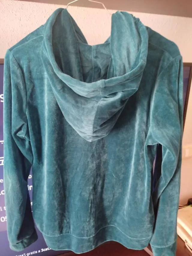 Chaqueta con cremallera y capucha