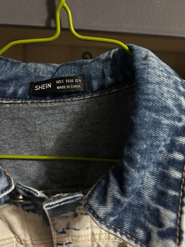 Chaqueta vaquera desgastada