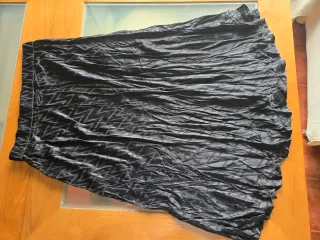 Saia preta com padrão geométrico