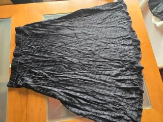 Saia preta com padrão geométrico