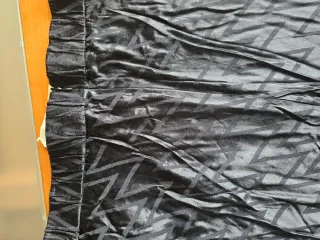 Saia preta com padrão geométrico