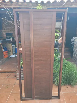 Puerta corredera aluminio imitación madera