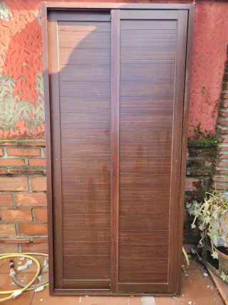 Puerta corredera aluminio imitación madera