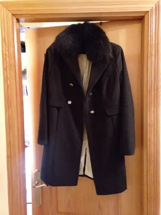 Abrigo negro con cuello de pelo