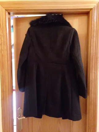 Abrigo negro con cuello de pelo