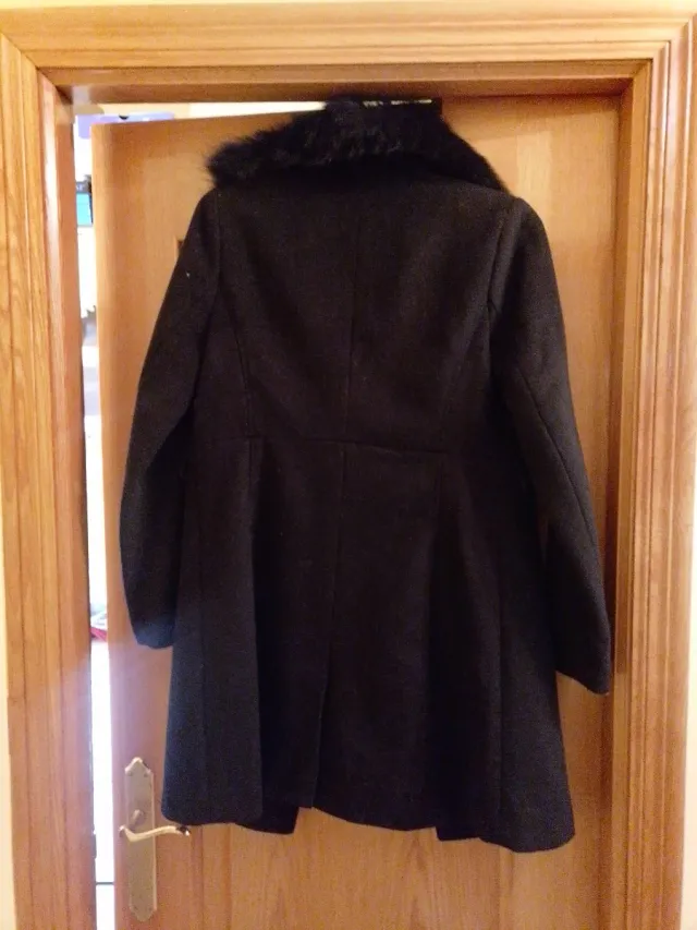 Abrigo negro con cuello de pelo