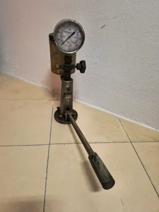 Manómetros antiguos con bomba en buen estado.