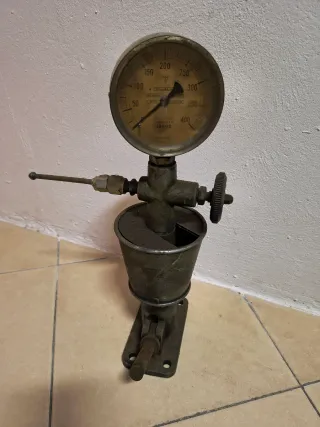 Manómetros antiguos con bomba en buen estado.