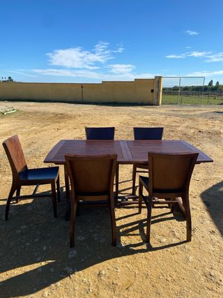 Mesa de jardín de madera extensible.