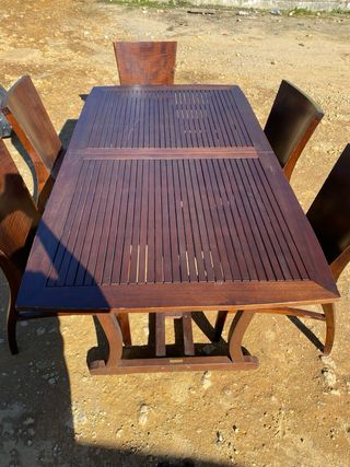 Mesa de jardín de madera extensible.