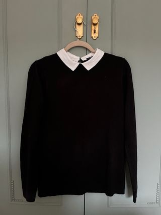 Jersey negro con cuello blanco