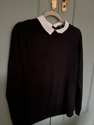 Jersey negro con cuello blanco