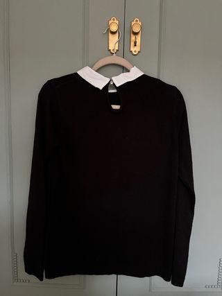 Jersey negro con cuello blanco