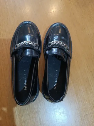 Mocasines Lefties niña negros con cadena talla 34