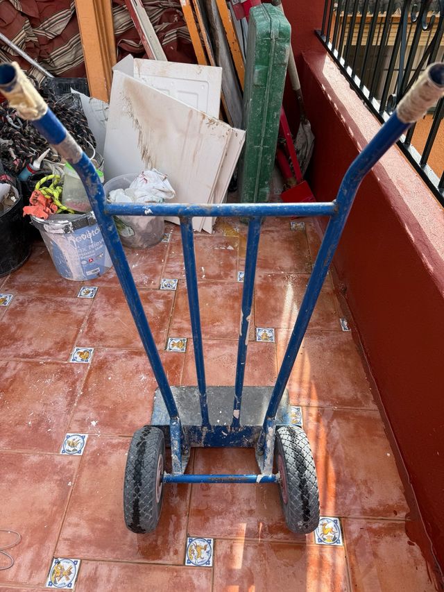 Carretilla azul con ruedas