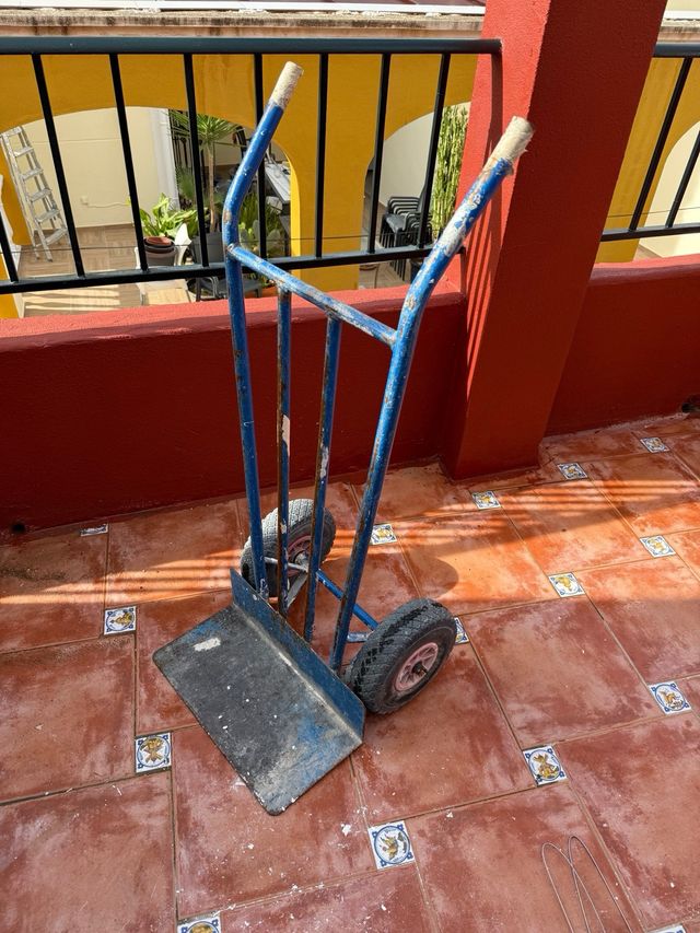 Carretilla azul con ruedas