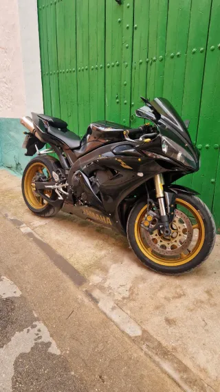 Yamaha R1 Negra y Dorada