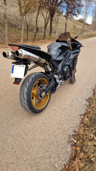 Yamaha R1 Negra y Dorada