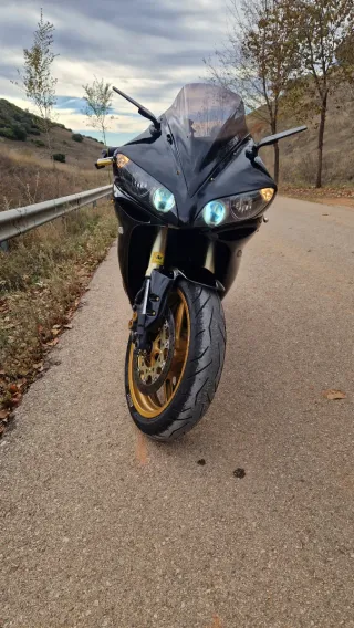 Yamaha R1 Negra y Dorada