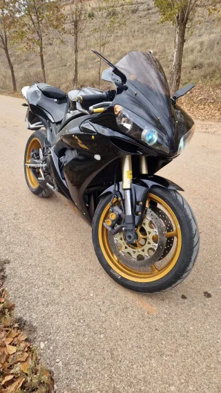 Yamaha R1 Negra y Dorada