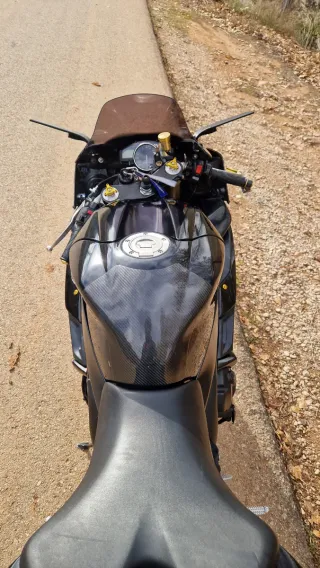 Yamaha R1 Negra y Dorada