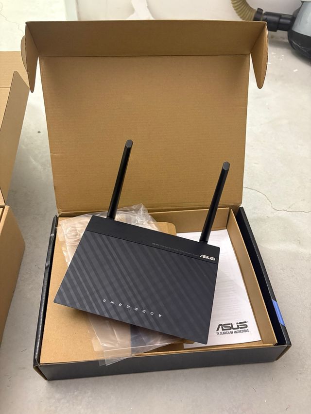 Router Asus Negro con Antenas