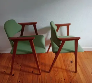 Butacas de madera nogal tapizadas.