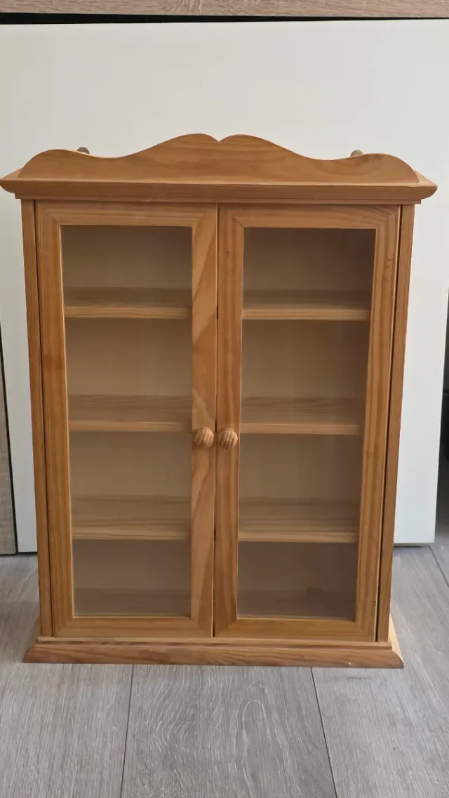 Armario de madera con puertas de cristal