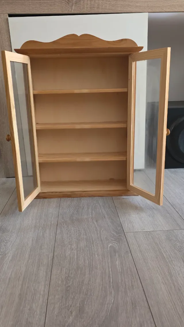 Armario de madera con puertas de cristal