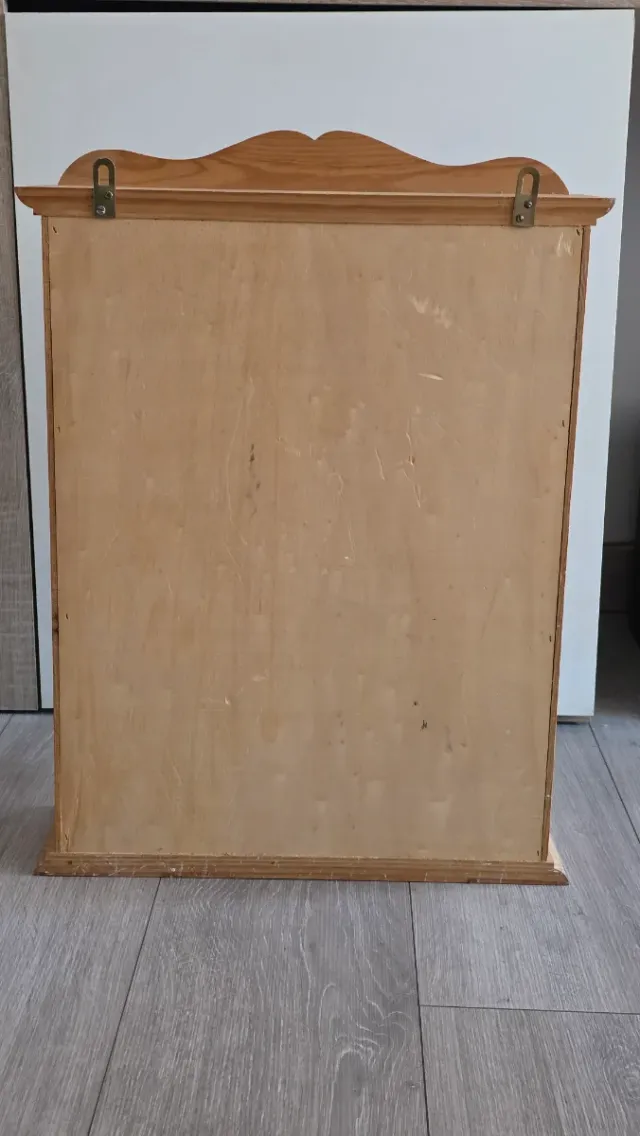 Armario de madera con puertas de cristal