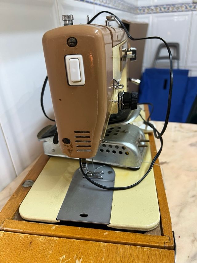 Máquina de coser Singer 237 con caja.