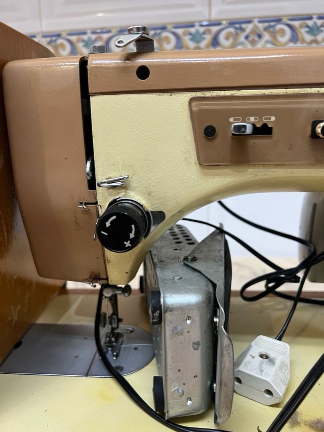 Máquina de coser Singer 237 con caja.